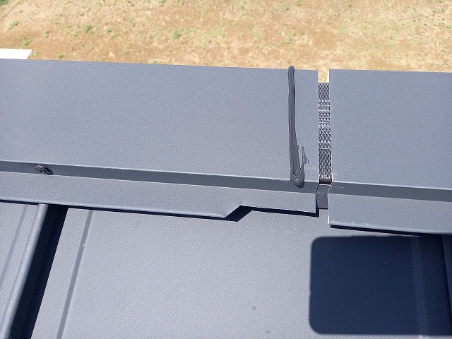 板金の繋ぎ目にコーキング